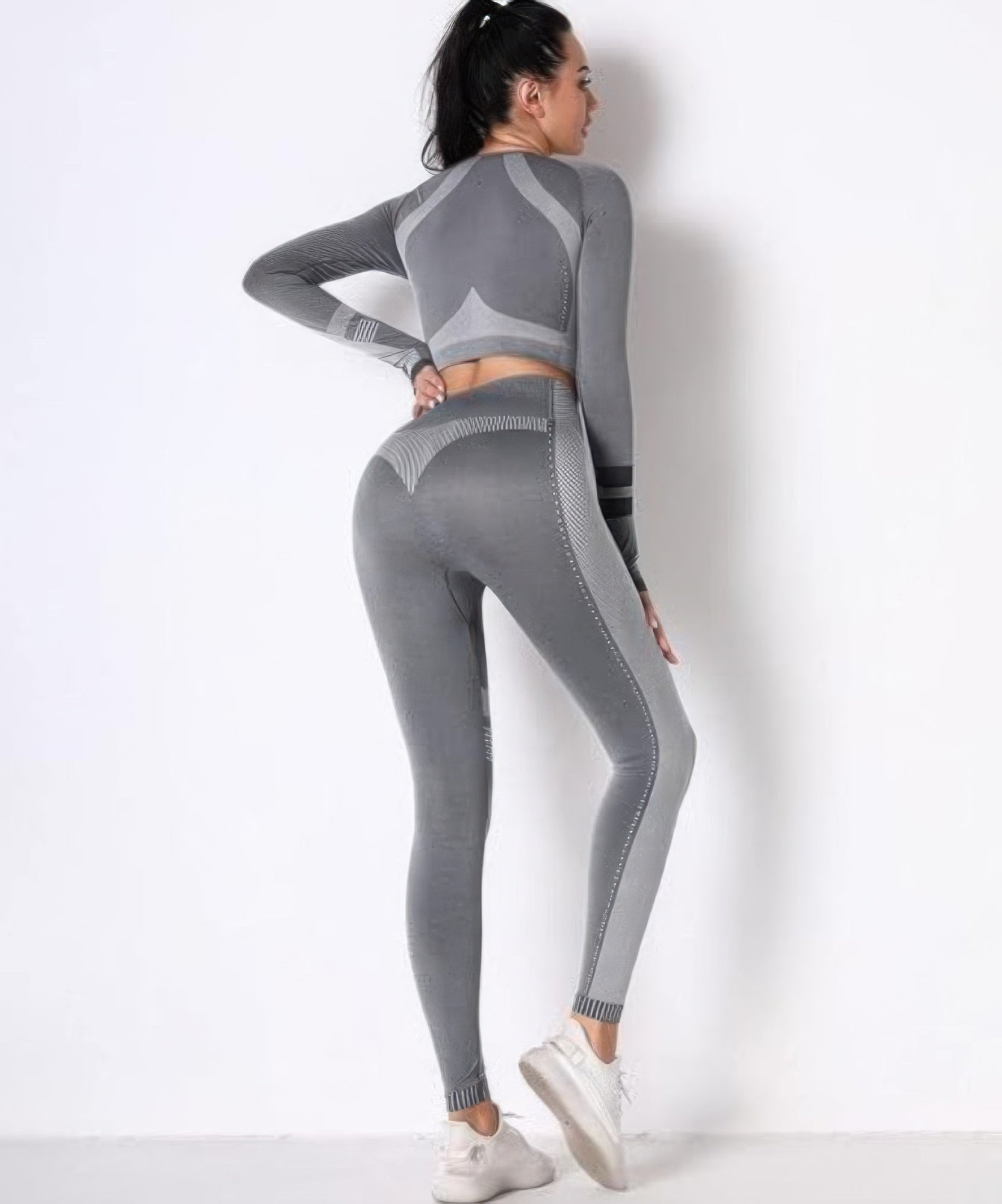 Golden Heir seamless long sleeve yoga set in gray, featuring a fitted activewear design for comfortable workouts.