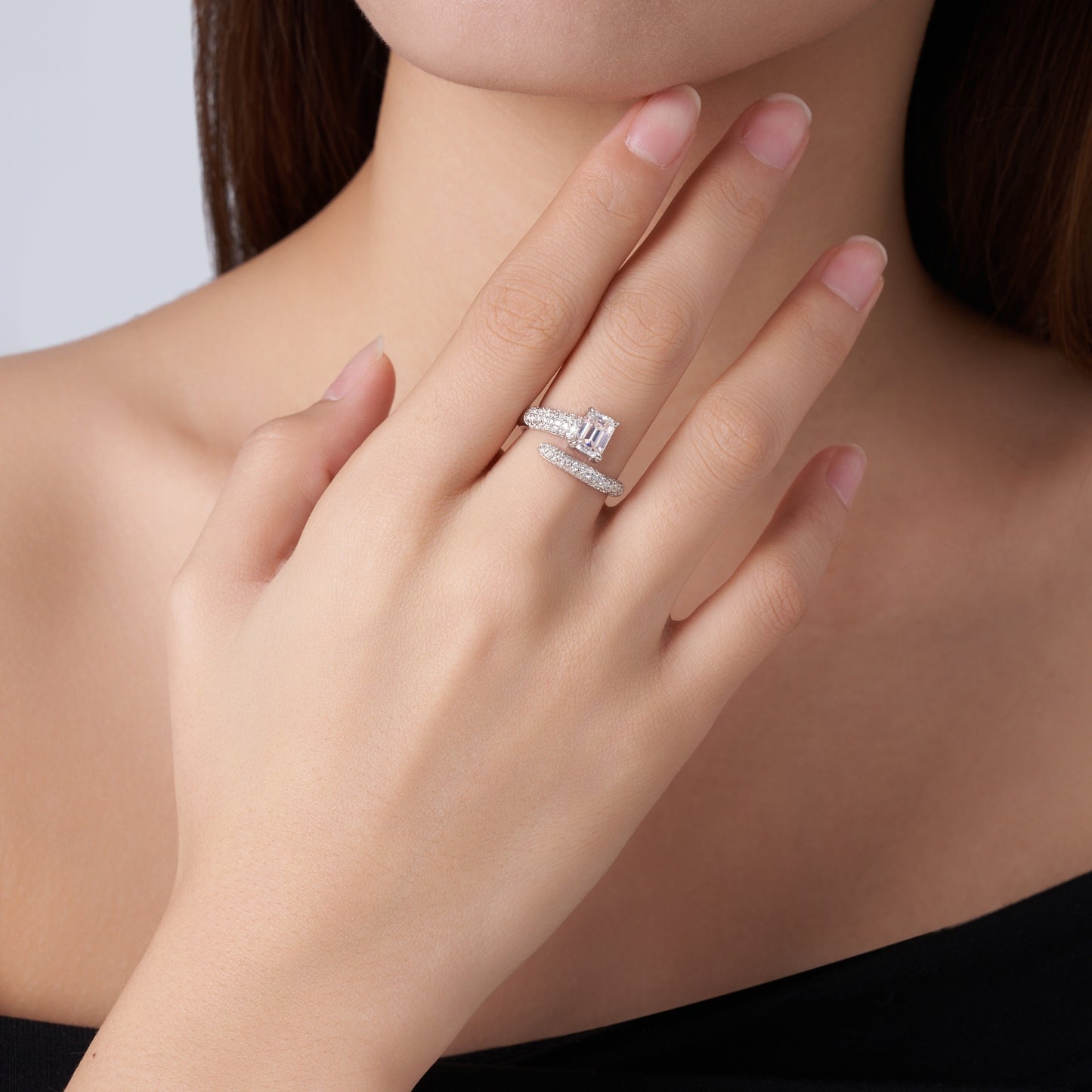 Golden Heir minimalist jewelry set with S925 silver and moissanite, featuring elegant silver accessories for women.