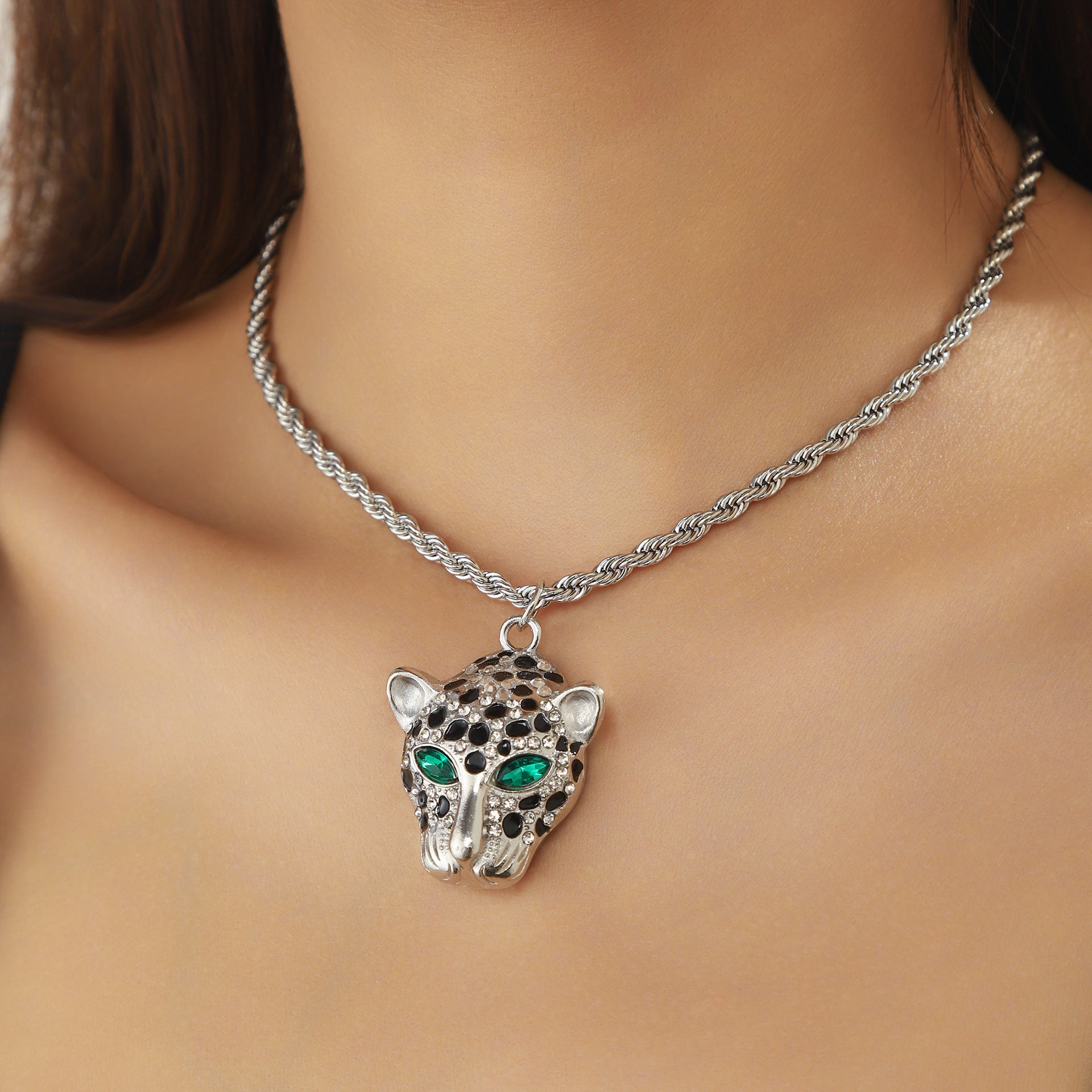 Golden Heir leopard water diamond inlaid necklace featuring shining gold jewelry with intricate diamond details.